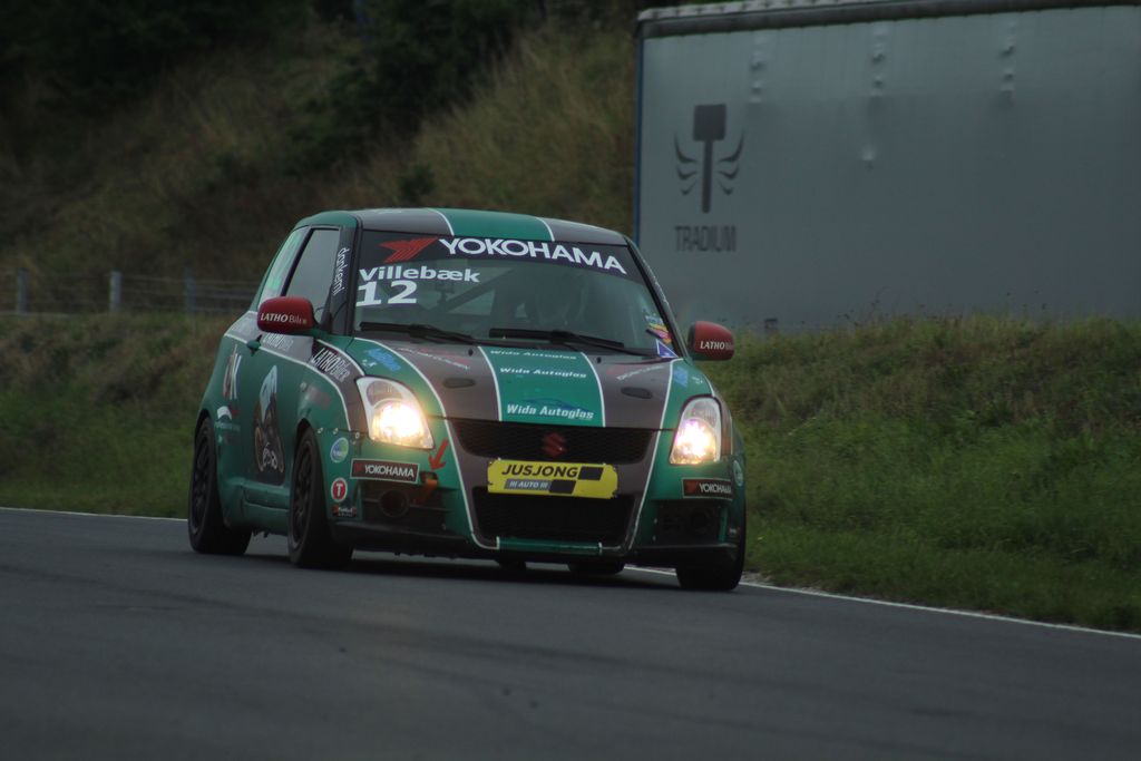 Kim Villebæk havde skiftet den ene grønne bil ud med den anden. Denne weekend høstede han endelig en pokal med den gode, gamle Suzuki Swift Sport.
(Foto: JJ Media)